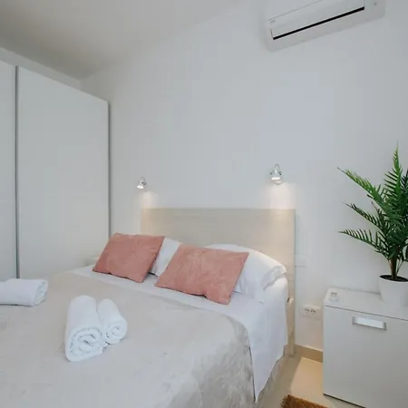 Scenic Sea View - Two Bedroom With Balcony And Sea View Apartman