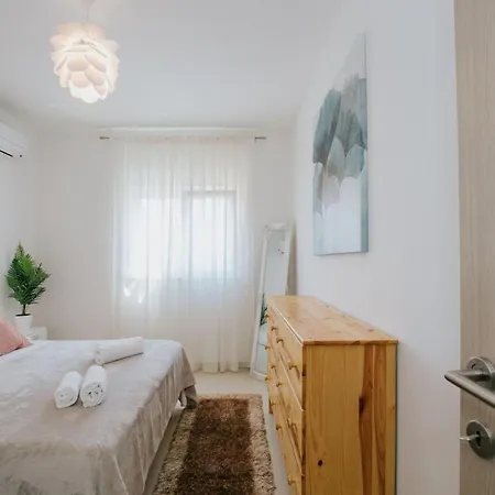 Scenic Sea View - Two Bedroom With Balcony And Sea View Apartman *
