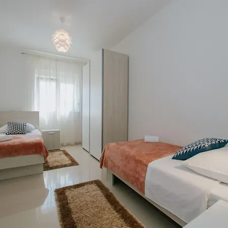 Scenic Sea View - Two Bedroom With Balcony And Sea View Apartman *