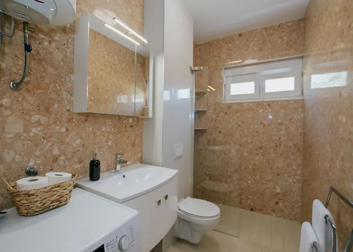 Scenic Sea View - Two Bedroom With Balcony And Sea View *