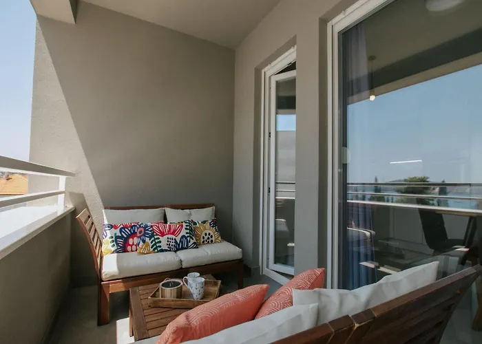 Scenic Sea View - Two Bedroom With Balcony And Sea View Apartman Trogir
