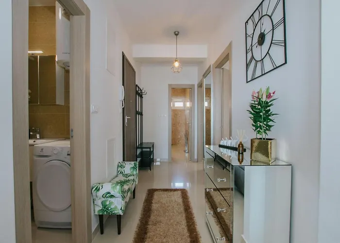 Scenic Sea View - Two Bedroom With Balcony And Sea View