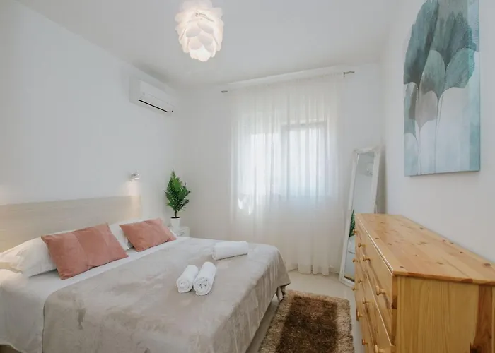 Scenic Sea View - Two Bedroom With Balcony And Sea View *