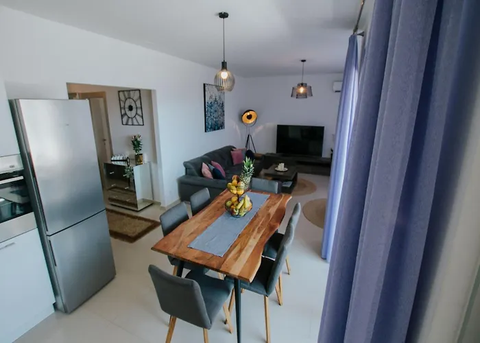 Scenic Sea View - Two Bedroom With Balcony And Sea View Apartman Trogir