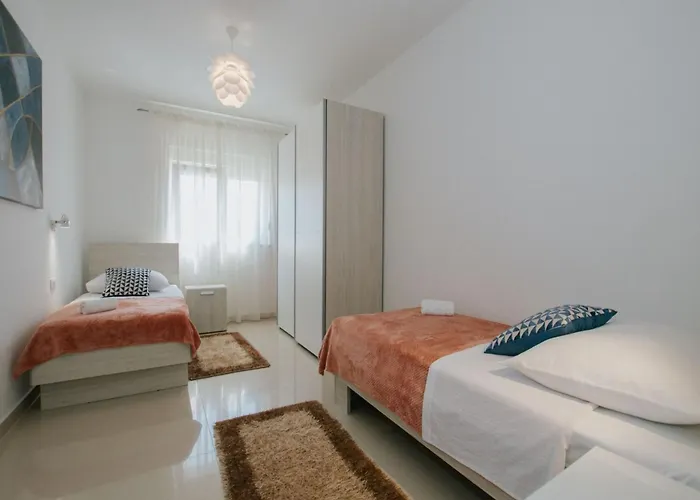 Scenic Sea View - Two Bedroom With Balcony And Sea View Apartman *
