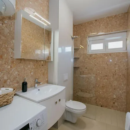 Scenic Sea View - Two Bedroom With Balcony And Sea View *