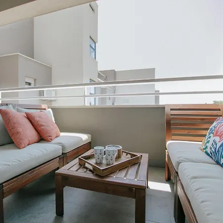 Scenic Sea View - Two Bedroom With Balcony And Sea View Apartment *