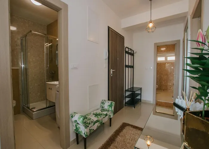 Scenic Sea View - Two Bedroom With Balcony And Sea View Apartment *