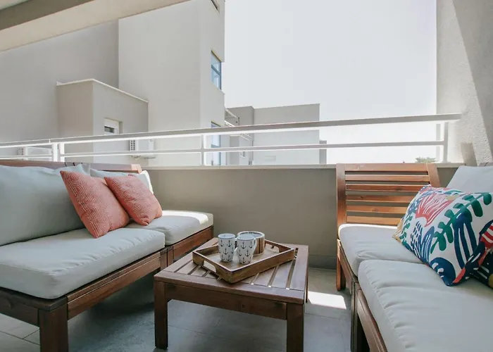 Scenic Sea View - Two Bedroom With Balcony And Sea View Apartment *