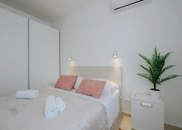 Scenic Sea View - Two Bedroom With Balcony And Sea View Apartment