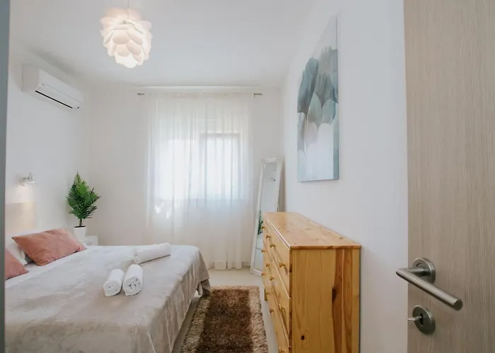 Scenic Sea View - Two Bedroom With Balcony And Sea View Apartment *
