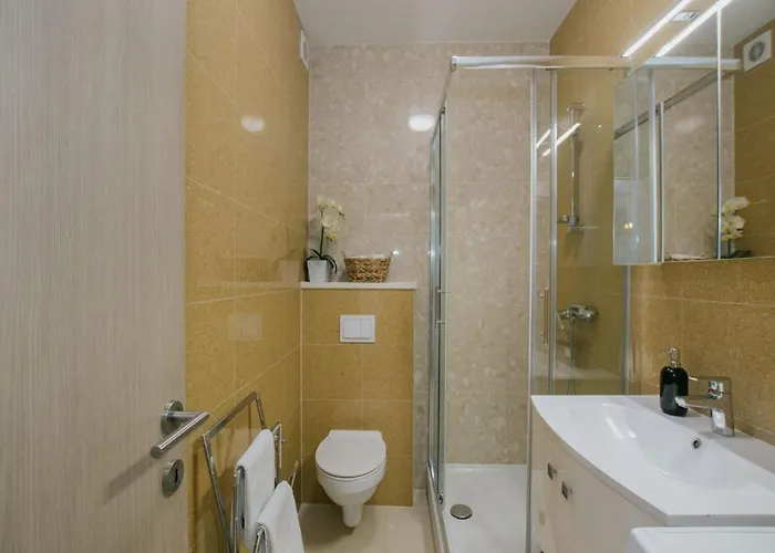 Apartment Scenic Sea View - Two Bedroom With Balcony And Sea View *