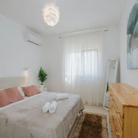 Scenic Sea View - Two Bedroom With Balcony And Sea View *
